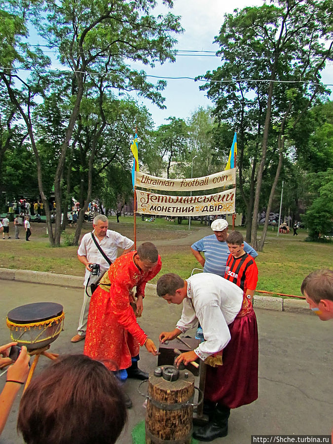 История ЕВРО-2012. Донецк. Фанзона — большая пустая площадь Донецк, Украина