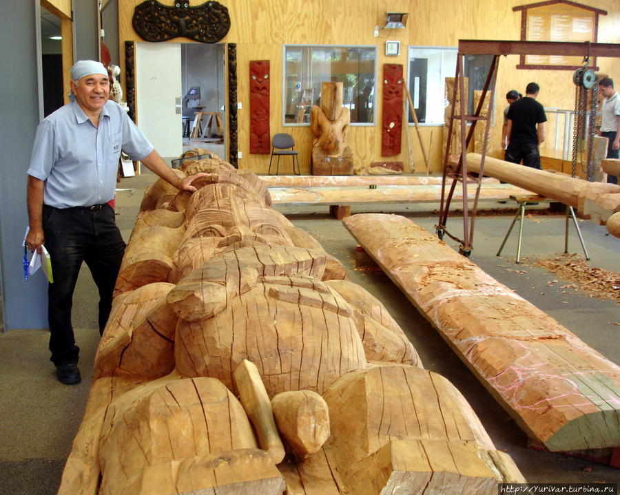 Чтобы сделать такую скульптуру из дерева, нужно несколько месяцев Роторуа, Новая Зеландия