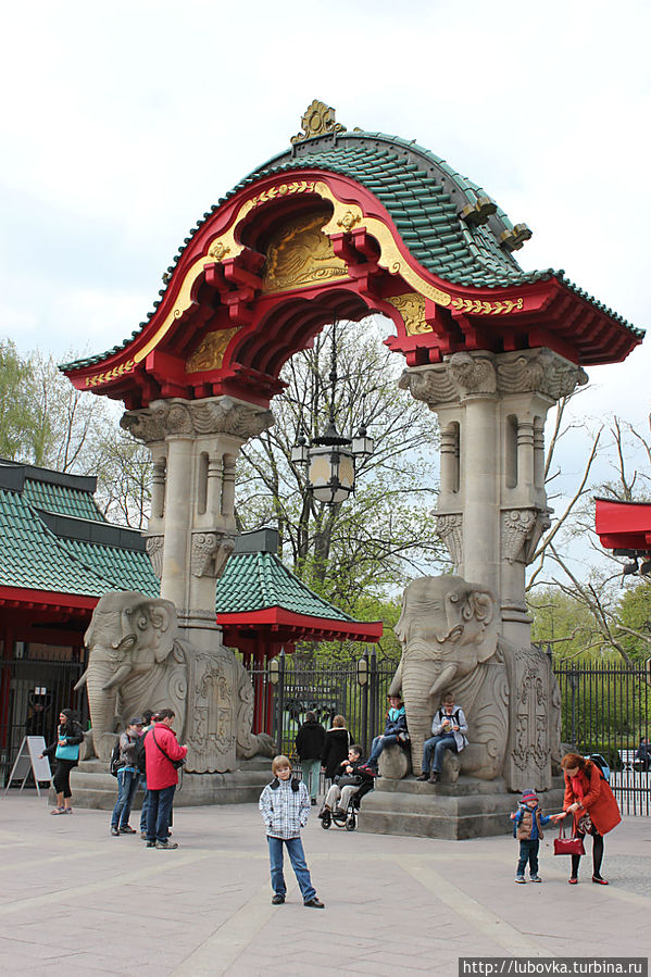 Один из входов/выходов в зоопарк.