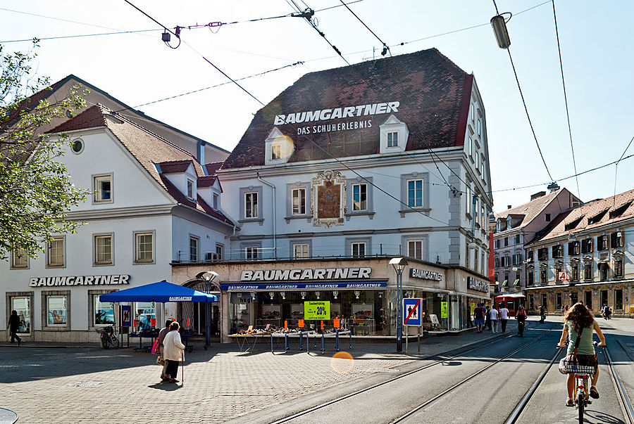 В Граце обнаружилась единственная неприятная вещь. В некоторых местах велодорожка объединяется с трамвайными путями. Это ужасно неудобно. Потому что все время необходимо параноить не подкрадывается ли сзади  трамвай, который кстати едет бесшумно и достаточно быстро и часто. И помимо этого нужно умудряться не провалить колесо в рельс, когда попытаешься съехать в сторону от трамвая. Помимо рельса съехать мешает и бордюр. То же самое есть и в Цюрихе. Очень неожиданно для таких продуманных городов.