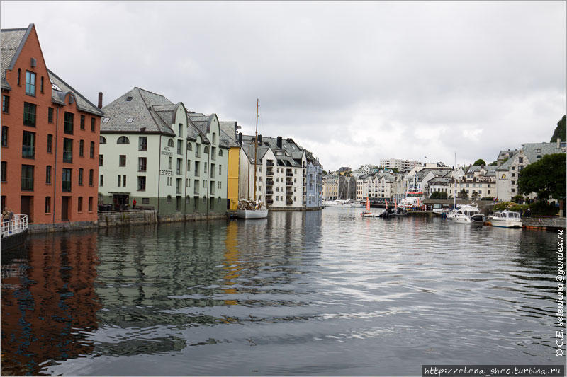 31. Сколько ни смотри на этот вид, всё равно находишь в нём новое очарование. Изменились облака, освещение, пошли волны — и всё стало иным. Олесунн, Норвегия