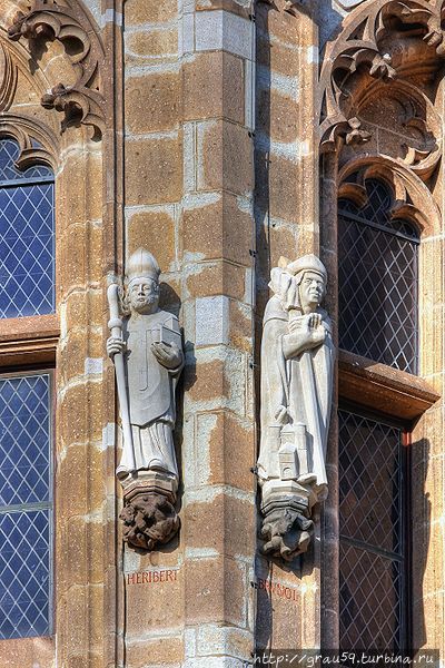 Скульптурное изображения  на ратуше Кёльна Гериберта (слева) (справа — Бруно I) Кёльн, Германия