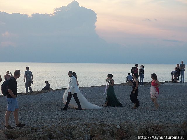 Сиде называют городом влюбленных. Здесь проводили свои  свидания Клеопатра с Антонием. Сегодня сюда приезжают свадебные пары за красивыми снимками и ,конечно же, за счастьем. Сиде, Турция