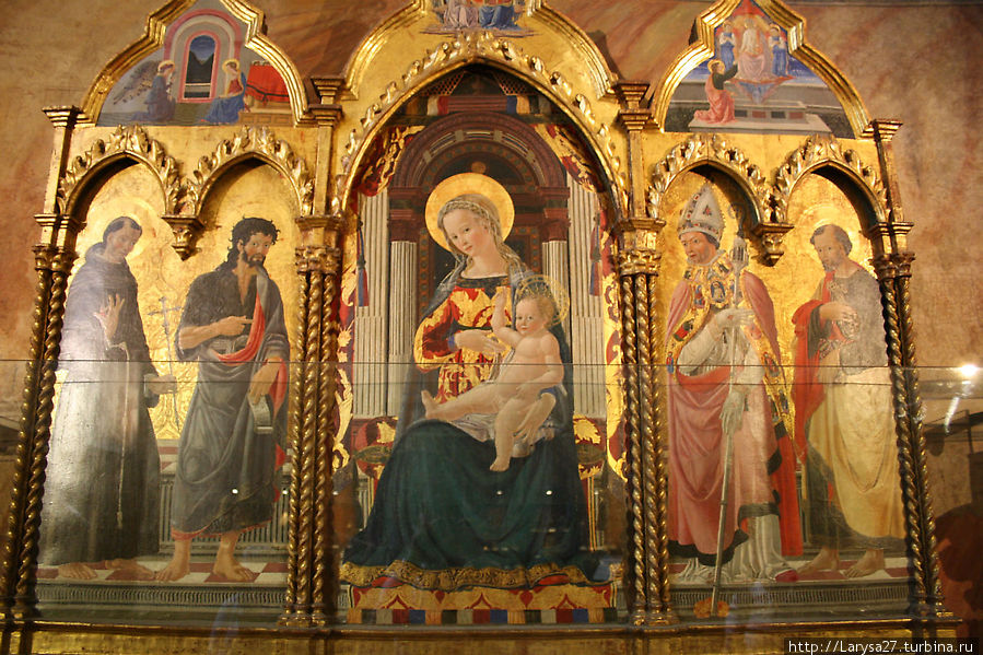 В капелле Марии Магдалены — великолепный триптих Джованни ди Франческо Мадонна с ребёнком и святыми. Флоренция, Италия