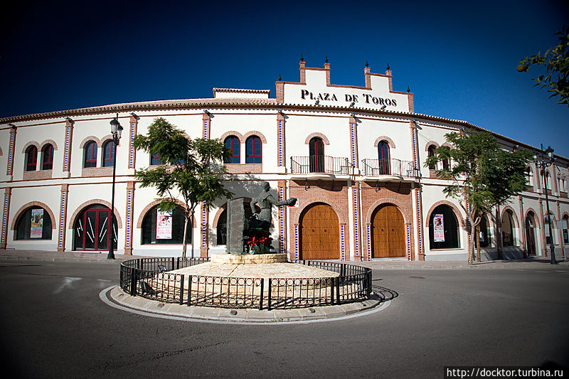 Plaza de Torros и памятник матадору в Фуэнхироле