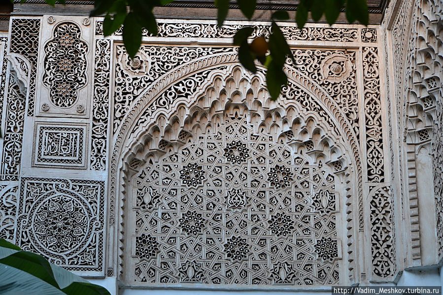 Дворец Бахия построили два великих визиря — Си Мусса и Бу Ахмед – для своих жен и наложниц. Строительство и украшение дворца продолжалось с 1860 по 1900 годы. Марракеш, Марокко