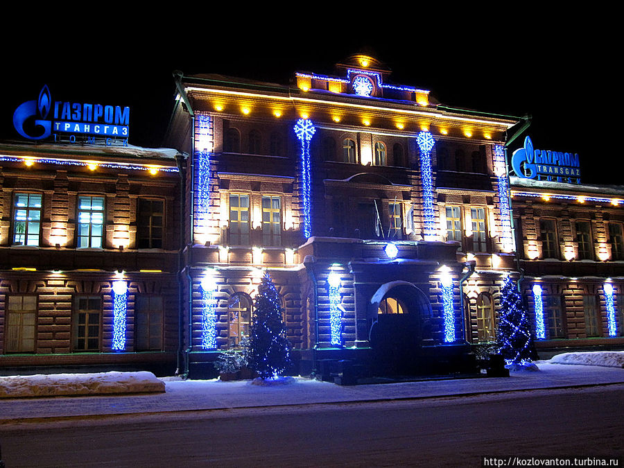 Вид на здание Газпромтрансгаза со стороны горсада. Томск, Россия