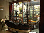 Моделей кораблей в музее не счесть. У больших моделей мачты лежат рядом — не помещаются в высоту.