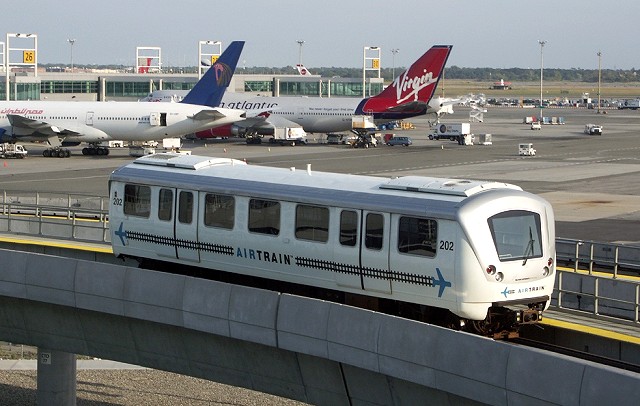 Поезд AirTrain в аэропорту JFK. Найдено в сети Нью-Йорк, CША