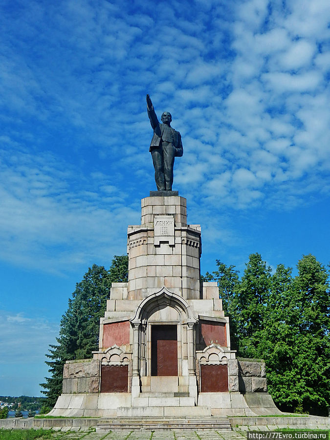 Красивый памятник Ленину