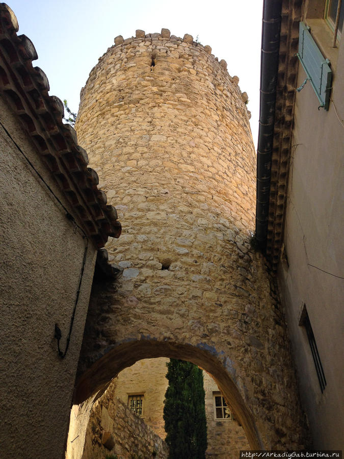 Башня через которую проходит шествие Бульбон, Франция