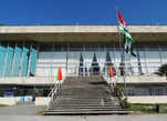 Большой абхазский флаг на пицундской набережной около концертного зала.