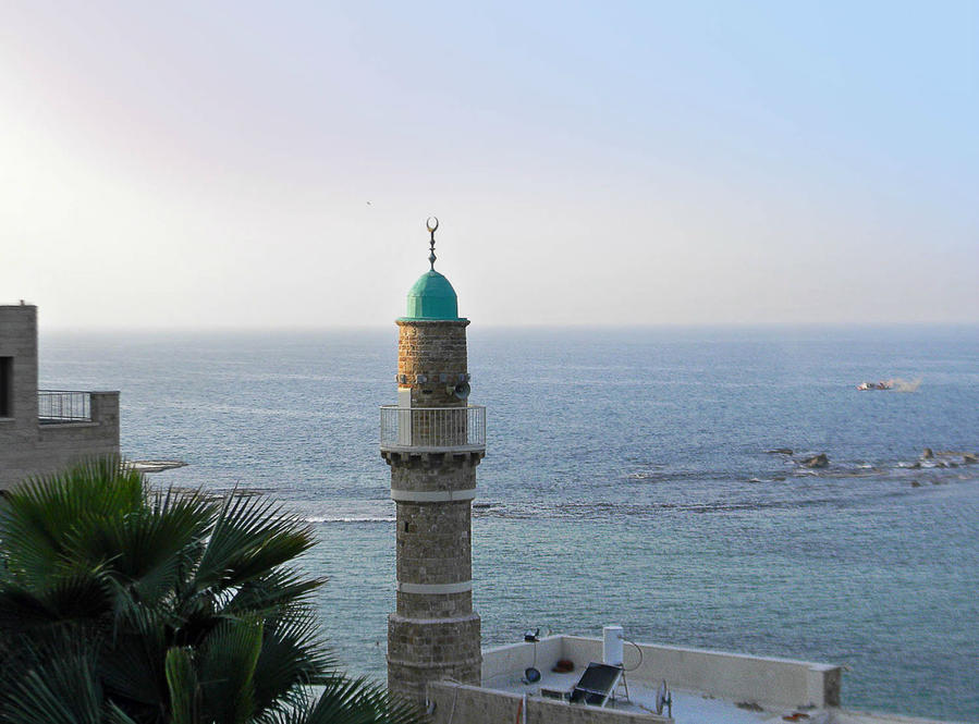 Вид на скалу Андромеда и Морскую мечеть Яффо, Израиль