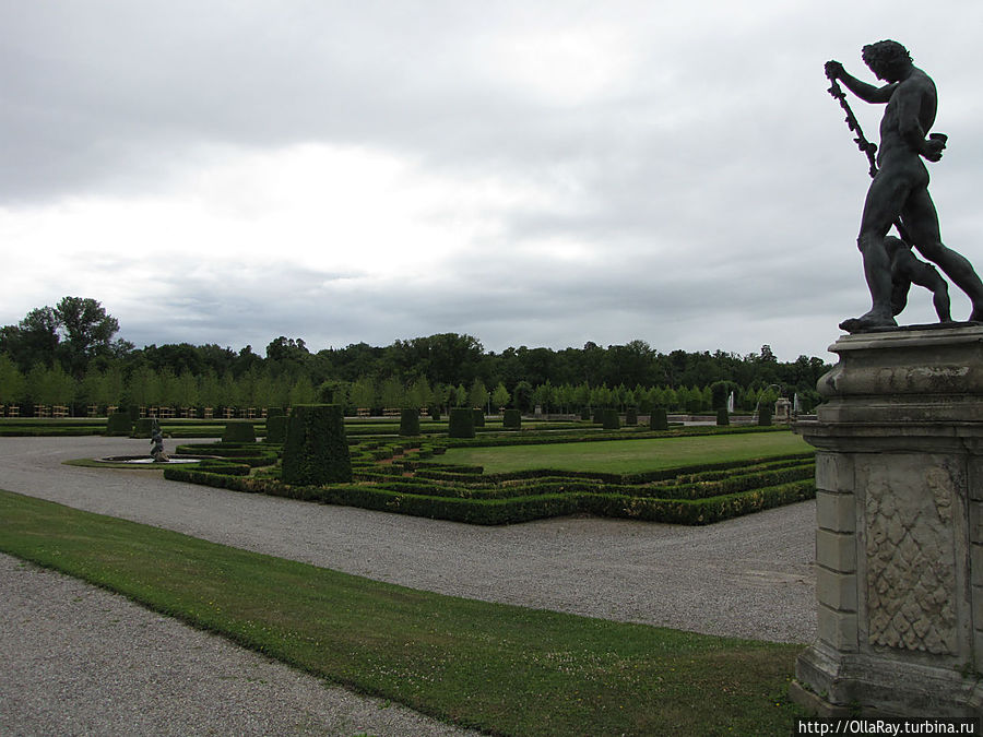 Сад представляет собой парк в стиле французского барокко. Примечателен тем, что тут находится ряд трофейных бронзовых скульптур из пражского Валленштайна и датского Фредриксборга. Дротнингхольм, Швеция