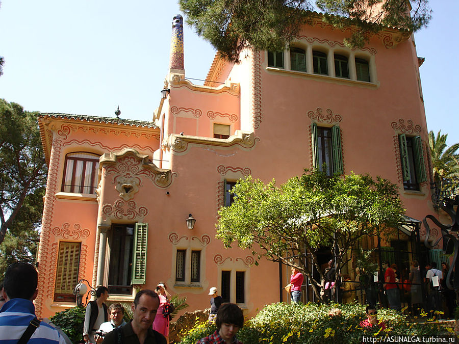 Парк Гуэля (Park Guell) — знаменитый парк, созданный Антонио Гауди в начале 20 века в верхней части Барселоны. Парк весь дышит концепцией великого архитектора, который никогда не признавал прямые линии и монотонные цвета. Он стремился разнообразить свою архитектуру, придать ей красок и изгибов, чтобы она казалась естественной, гармоничной, как будто придуманной самой природой.
У входа в парк стоят два пряничных домика необычной формы, украшенный яркой керамикой. Барселона, Испания
