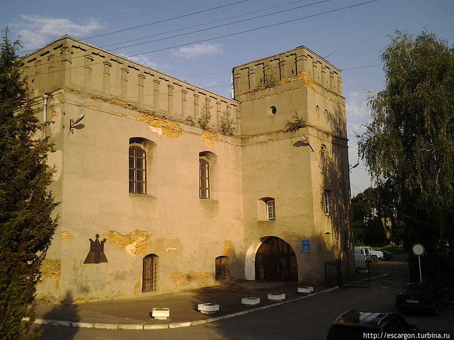 Оборонная синагога, прозванная Малым замком, входила в систему укреплений Окольного замка древнего Луцка. Синагога сооружена в 1622-29 гг. С юго-запада к ней примыкает квадратная пятиярусная башня с бойницами. Луцк, Украина