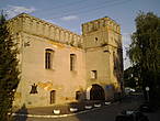 Оборонная синагога, прозванная Малым замком, входила в систему укреплений Окольного замка древнего Луцка. Синагога сооружена в 1622-29 гг. С юго-запада к ней примыкает квадратная пятиярусная башня с бойницами.
