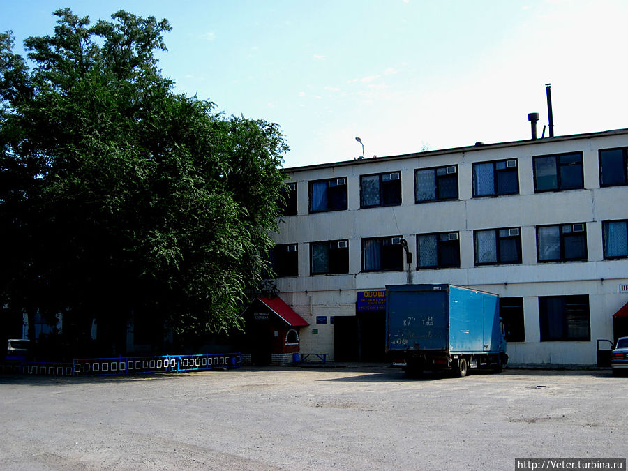 Благодарим администратора за гостеприимство и выходим на трассу. На прощание фотографируем кафешку, где мы расстались с Катериной.