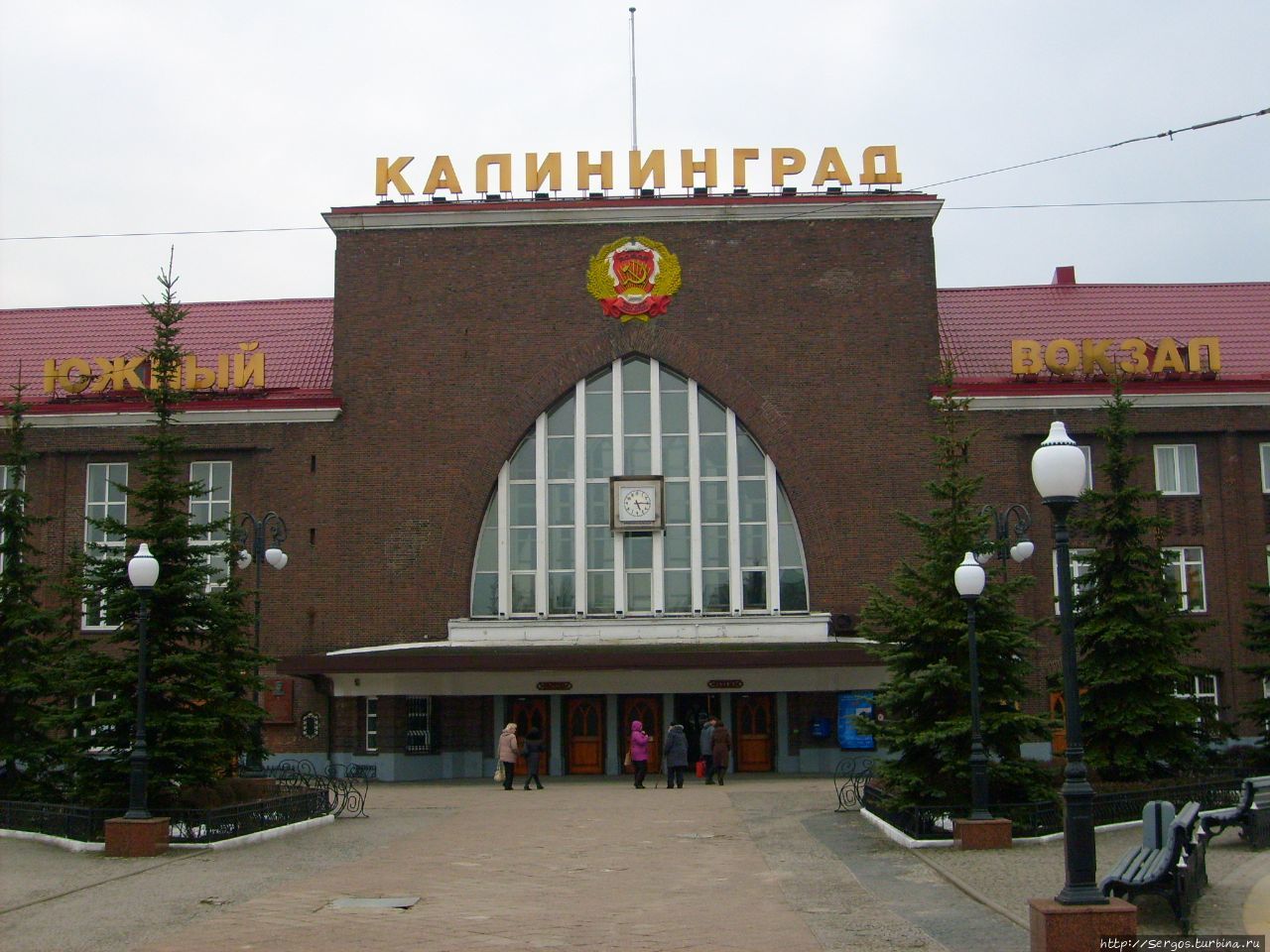 главные ворота тридевятого царства Konigsberg hauptbahnhof (1929г.)с гербом РСФСР (странно, почему не герб СССР?) на фасаде Калининград, Россия