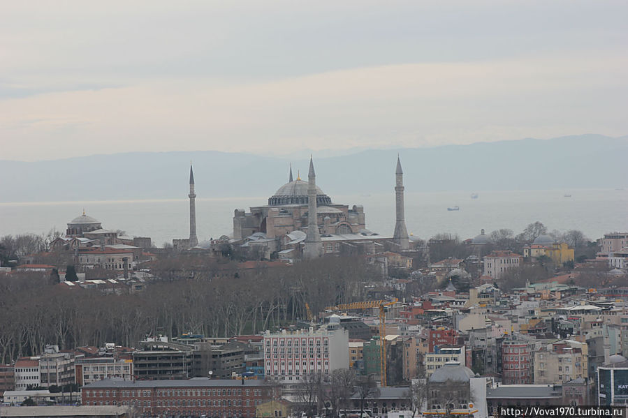 Вид с башни на Айю Софию и собор св. Ирины. Стамбул, Турция