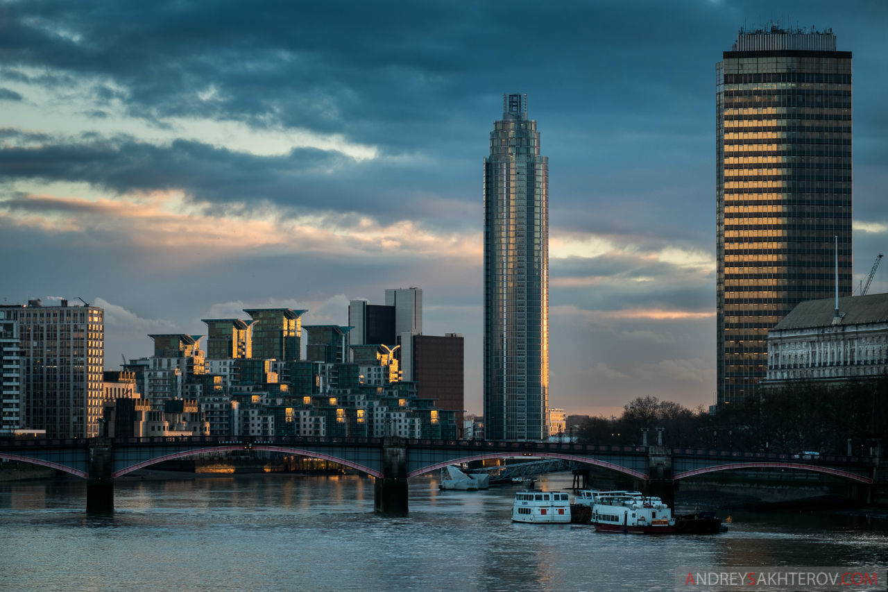 Вид с Westminster Bridge на Lambeth Bridge и Millbank Tower Лондон, Великобритания