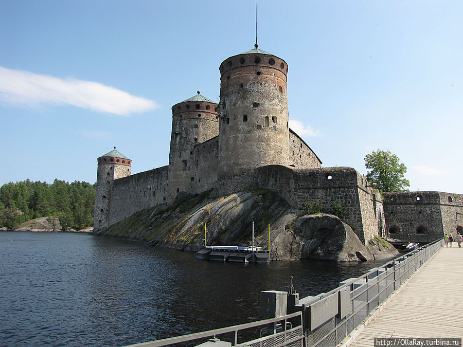 Крепость Олавинлинна была заложена шведами в 1475 году. Вид с берега. Савонлинна, Финляндия