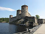 Крепость Олавинлинна была заложена шведами в 1475 году. Вид с берега.