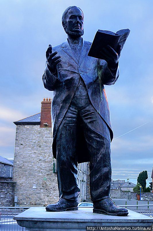 Памятник ирландскому поэту Майклу Хогану Лимерик, Ирландия