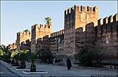 Город расположен в долине Сус полностью окружен высокой зубчатой стеной, построенной в 1528 годуво времена правления Саадитов. Вокруг стен, растут высокие пальмы и апельсиновые деревья с крупными плодами.
