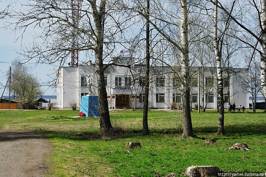 Слева видно здание администрации Чухлома, Россия