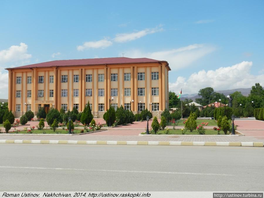 Азербайджанская Джульфа — приграничный с Ираном город Джульфа, Азербайджан