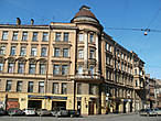 В доме 55 по Николаевской (Марата) жила Комиссаржевская — в то время актриса Александринского театра. Арх. Сюзор построил это здание в 1896 году.