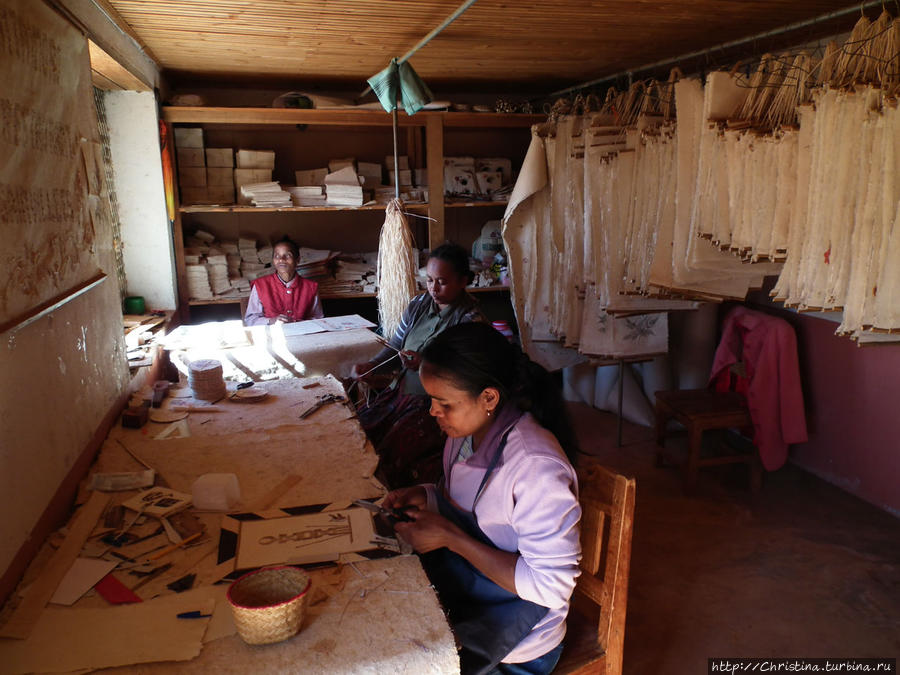 Ручное производство бумаги Амбалавау, Мадагаскар