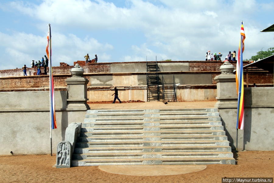 Очередная  ступа  для  короля... Анурадхапура, Шри-Ланка