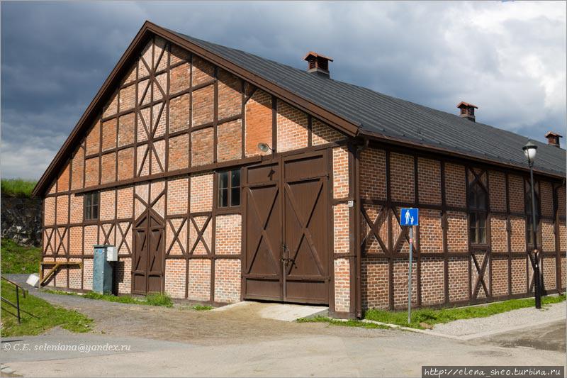 20. Это, видимо, не фахверк как таковой, но оно и неважно. Если верить картинкам из интернета, тут располагается конюшня, а может быть, манеж. Воистину лошади порой живут в домах красивее иных людских жилищ. Адрес: Myntgata, 33, если это кому-то интересно. Осло, Норвегия