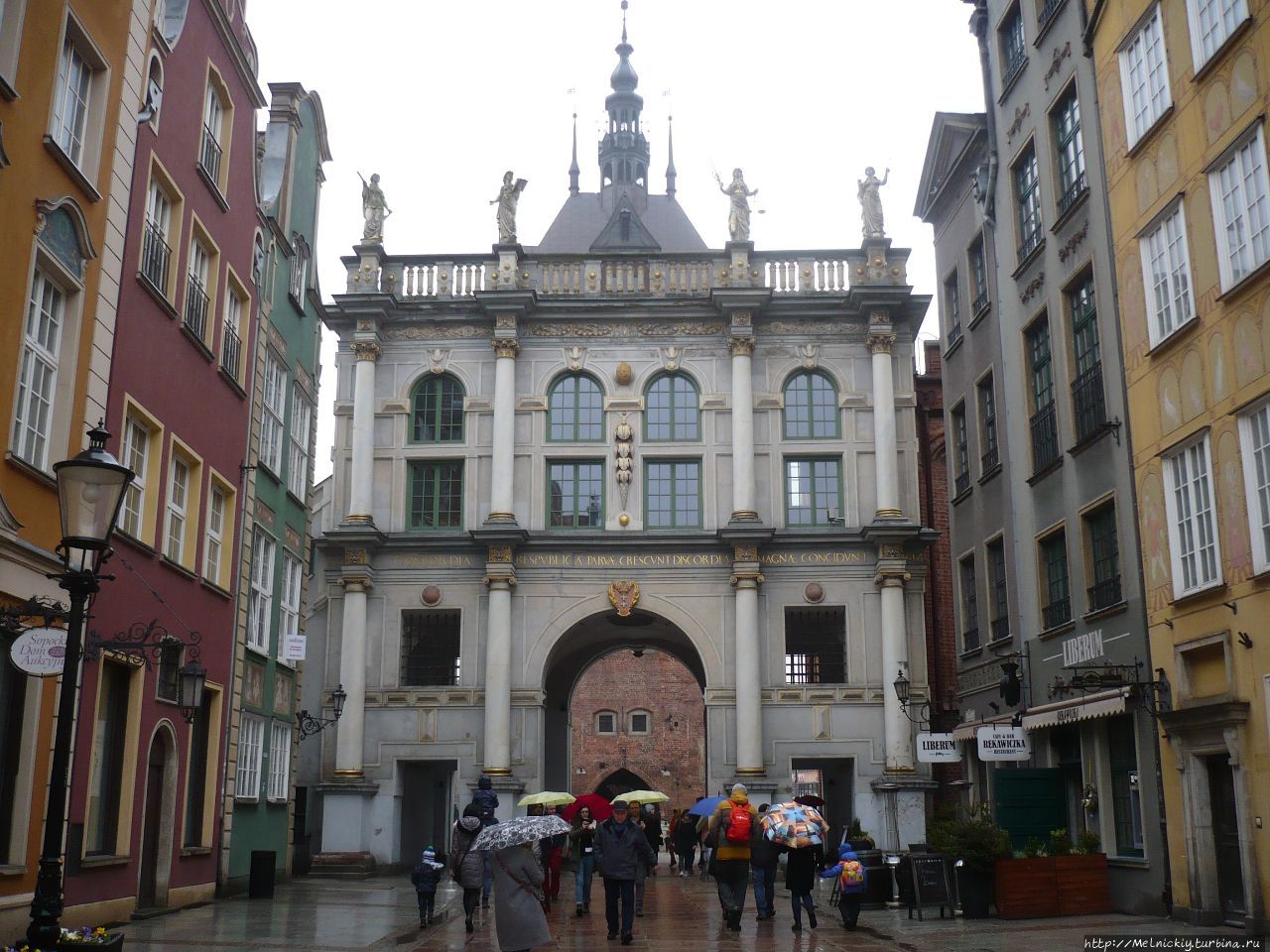 Пасхальная прогулка по старинному городу в дождливый день Гданьск, Польша