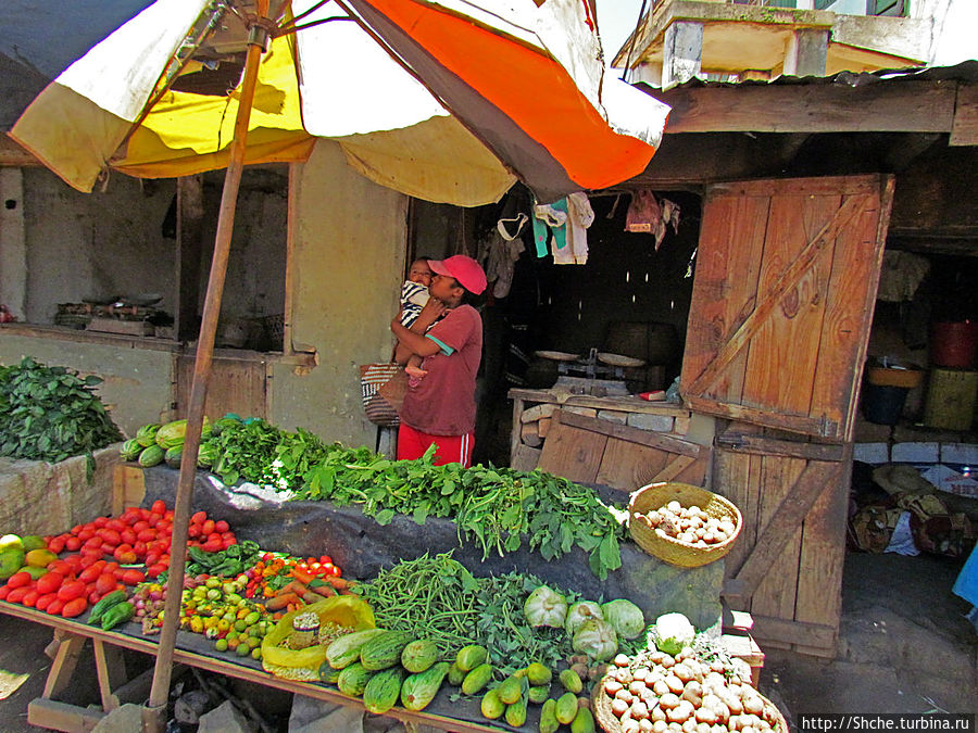 Мадагаскар. Обычный рынок небольшого города Амбатулампи Амбатулампи, Мадагаскар