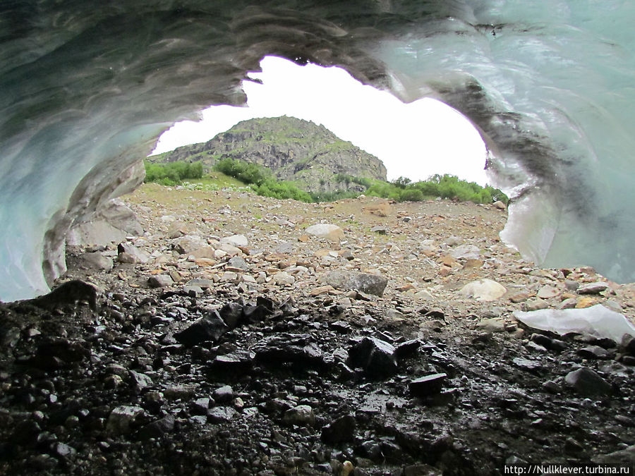 Ледяные пещеры под ледником Алибекский