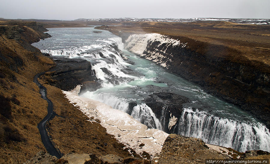 Водопад Гюдльфосс (Золотой водопад). Огромный, невероятно шумный, мощный поток воды как бы намекает вдумчивому зрителю, что он всего лишь козявка. Исландия