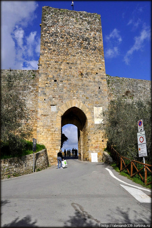 Римские ворота (фасад) Монтериджони, Италия