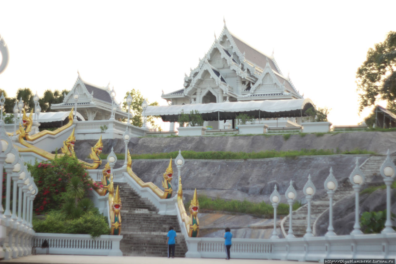 Буддийский храм белого дракона Кео grovaram Таиланд