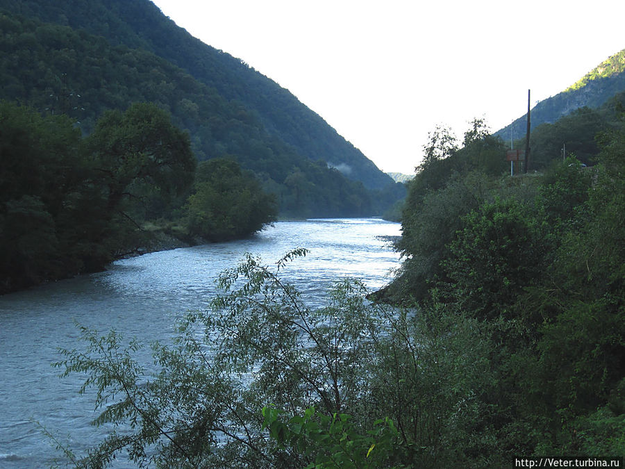 Дорога к озеру Рица проходит начинается от речки Бзыбь.