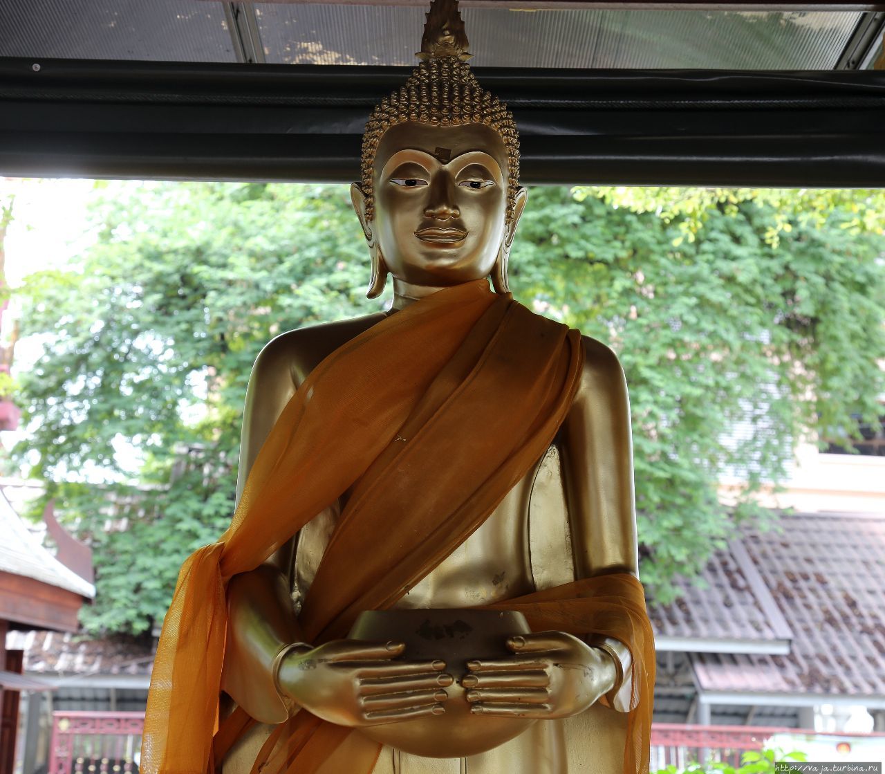 Будда в одном из Храмов Бангкока Бангкок, Таиланд