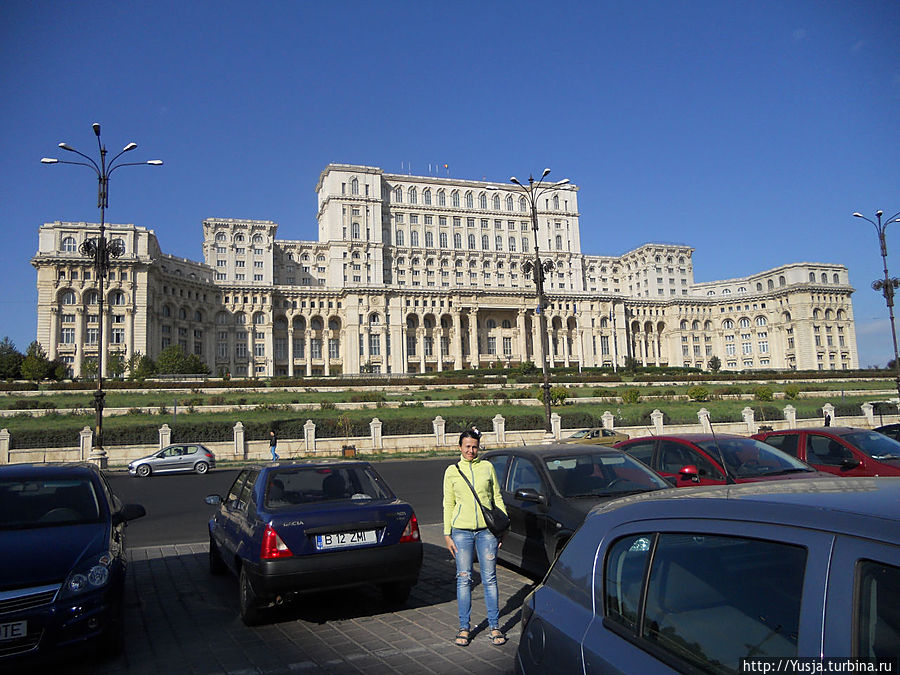 Дом народов — одно из самых больших зданий в мире.  Размеры дворца составляют 270 на 240 м. Высота — 86 м. Подземная часть дворца уходит в глубину на 92 м. Во дворце 1100 комнат, 12 этажей. 4 подземных уровня достроены и уже используются и ещё 4 уровня находятся на разных стадиях завершения Бухарест, Румыния