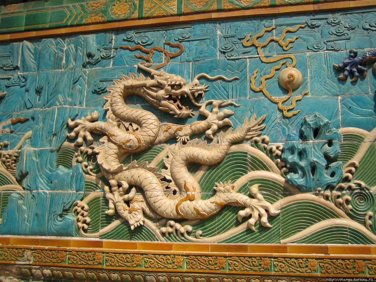 Парк Бэйхай. Стена 9 драконов Цзюлунби    (16 в.) Пекин, Китай