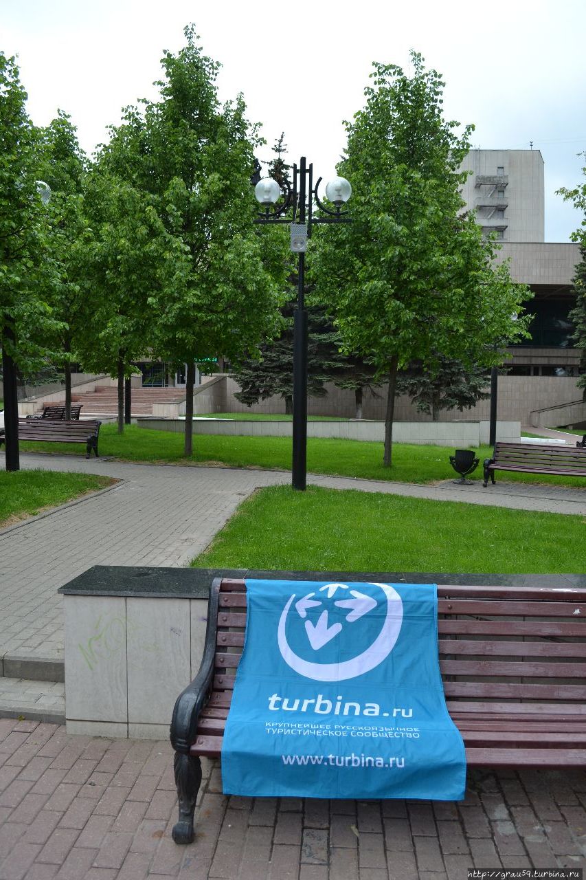 Прыжок через улицу старейшего и миниатюрного памятника Тулы Тула, Россия