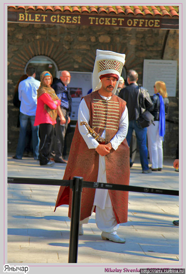 Янычар.  
Они в прошлом относились к регулярной пехоте Османской империи в 1365—1826 годах. Стамбул, Турция