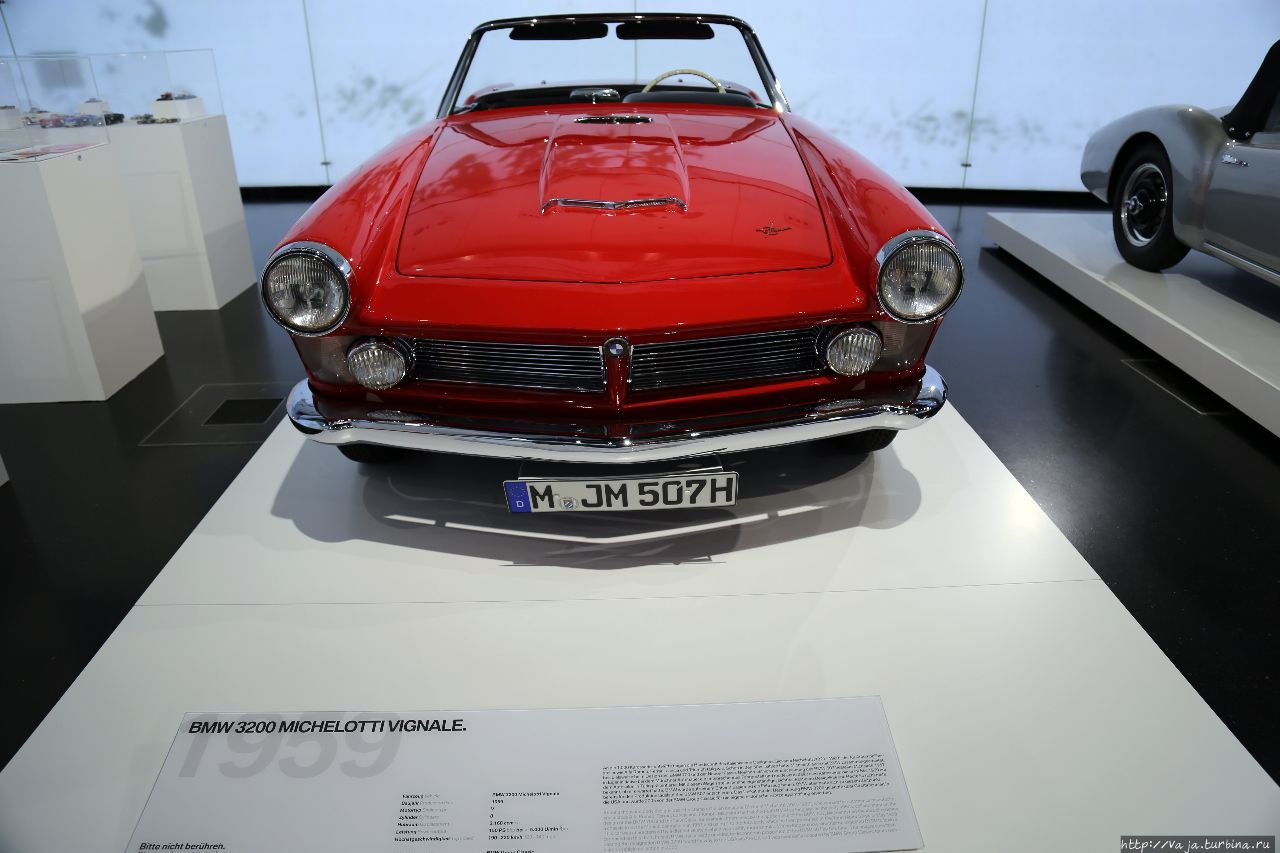 Выставочный центр и музей BMW Мюнхен, Германия