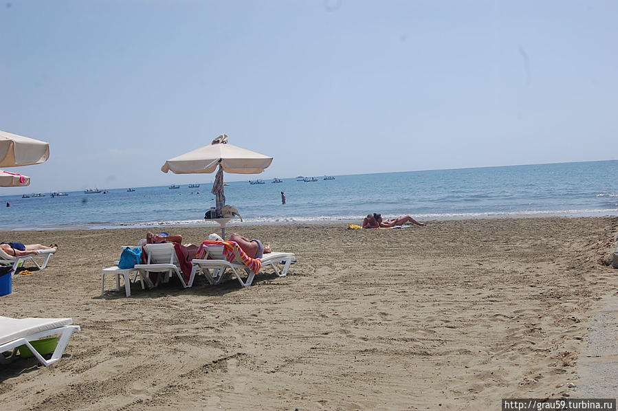 Между пляжами Кастела и Макензи Ларнака, Кипр