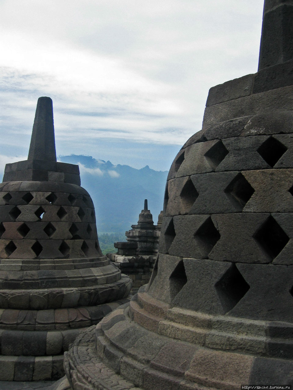 это те ступы со статуями будды внутри, о которых упоминает ЮНЕСКО на своем сайте Боробудур, Индонезия